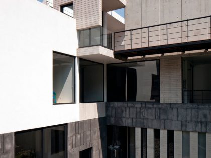 A Contemporary House Made of Wood, Concrete and Volcanic Stone in Mexico City by Materia Arquitectonica (6)