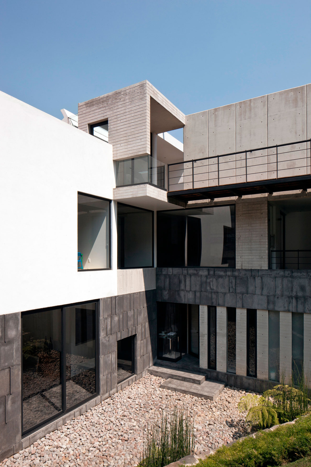 A Contemporary House Made of Wood, Concrete and Volcanic Stone in Mexico City by Materia Arquitectonica (6)