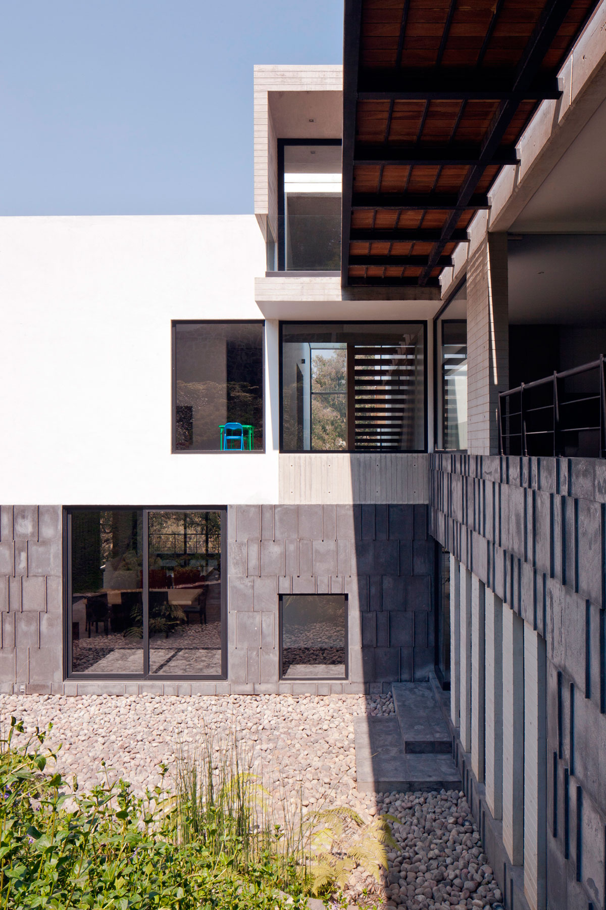 A Contemporary House Made of Wood, Concrete and Volcanic Stone in Mexico City by Materia Arquitectonica (7)