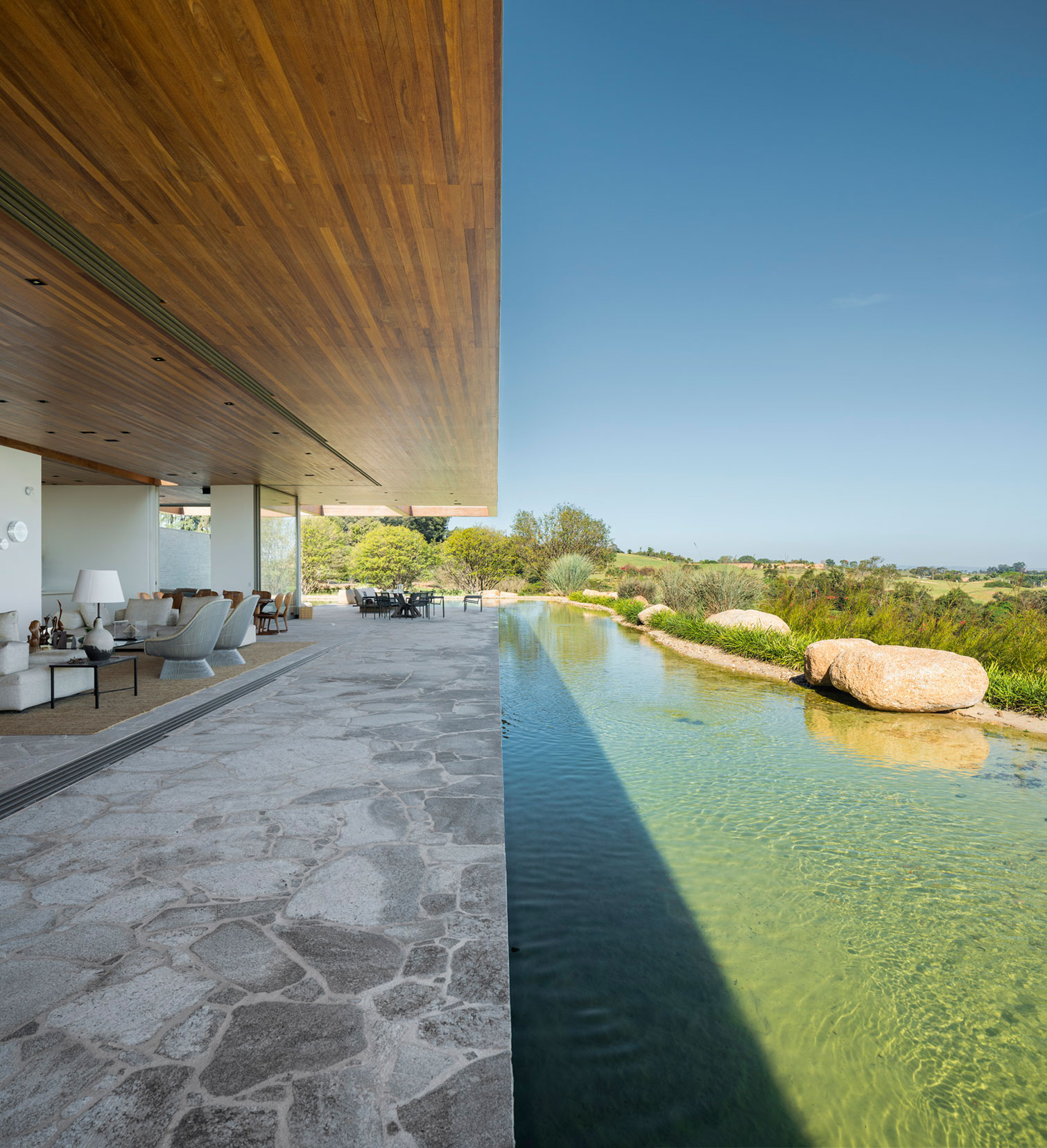 A Contemporary House with Both Opaque and Transparent Facades in São Paulo, Brazil by Studio Arthur Casas (10)