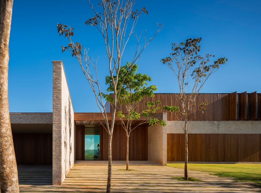 A Contemporary House with Both Opaque and Transparent Facades in São Paulo, Brazil by Studio Arthur Casas (11)