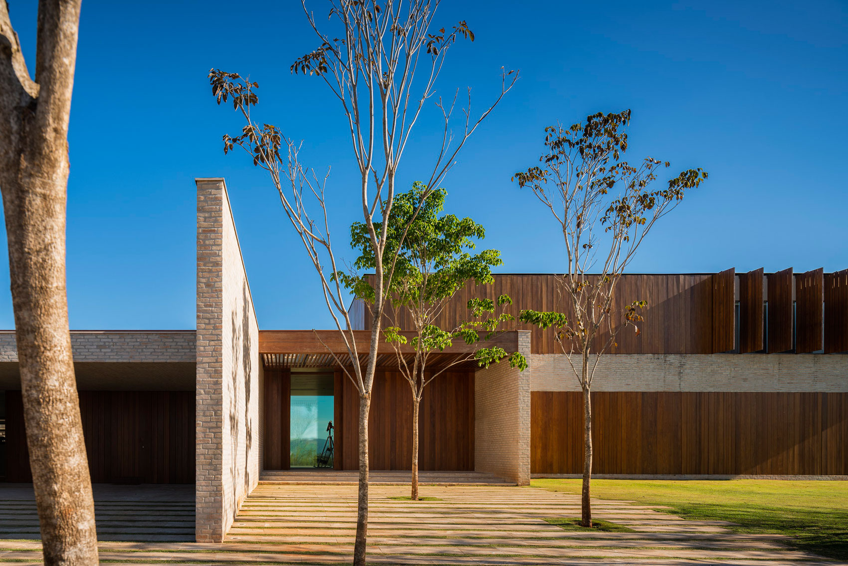 A Contemporary House with Both Opaque and Transparent Facades in São Paulo, Brazil by Studio Arthur Casas (11)
