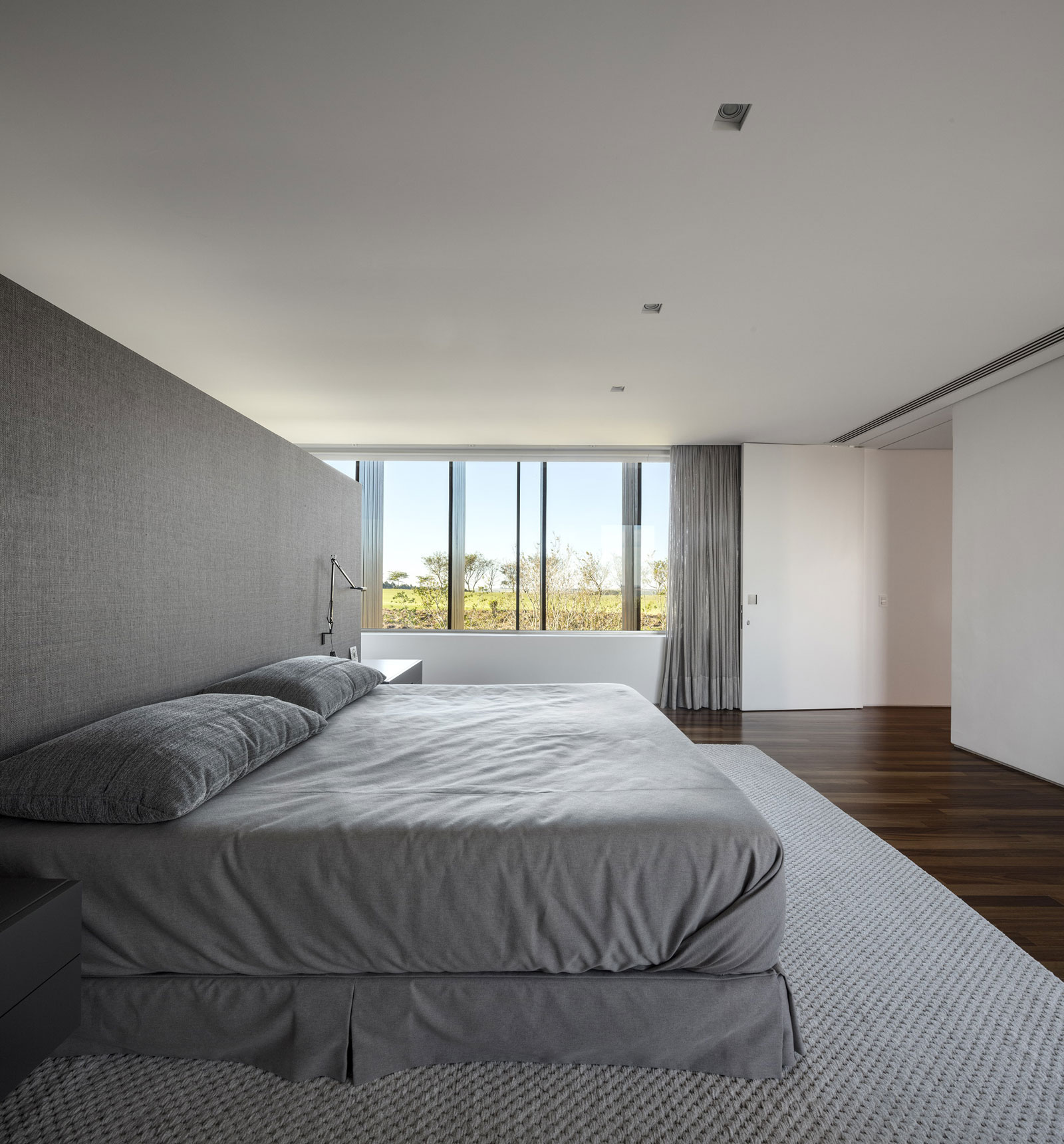 A Contemporary House with Both Opaque and Transparent Facades in São Paulo, Brazil by Studio Arthur Casas (13)