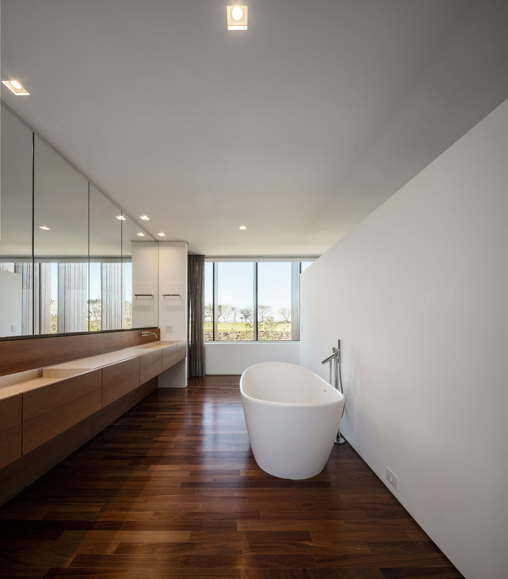 A Contemporary House with Both Opaque and Transparent Facades in São Paulo, Brazil by Studio Arthur Casas (14)