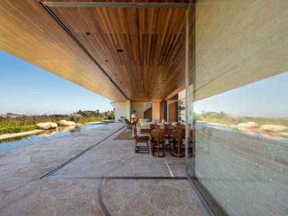 A Contemporary House with Both Opaque and Transparent Facades in São Paulo, Brazil by Studio Arthur Casas (5)