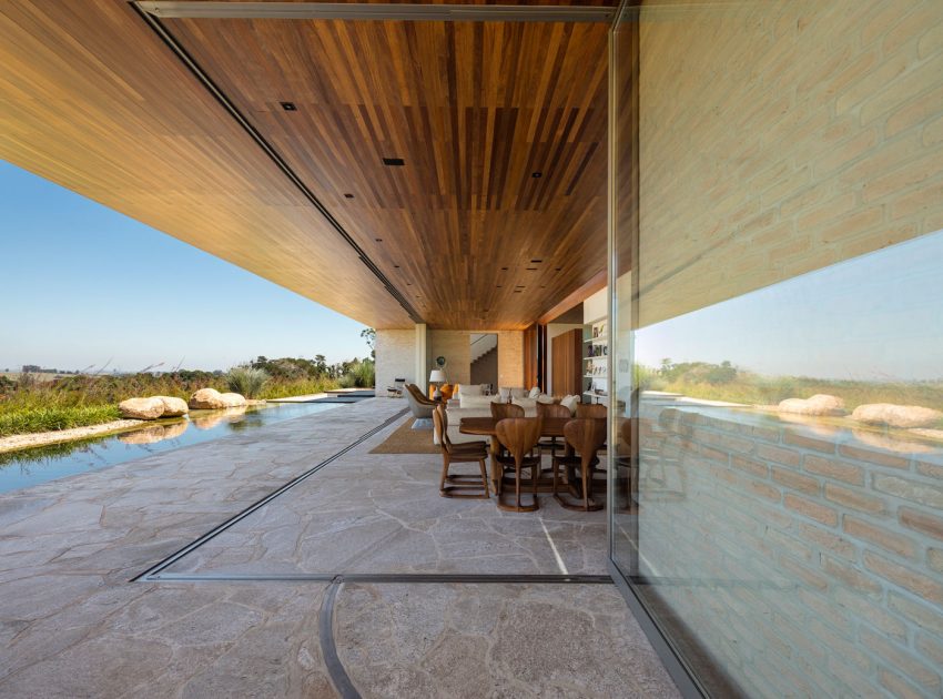 A Contemporary House with Both Opaque and Transparent Facades in São Paulo, Brazil by Studio Arthur Casas (5)