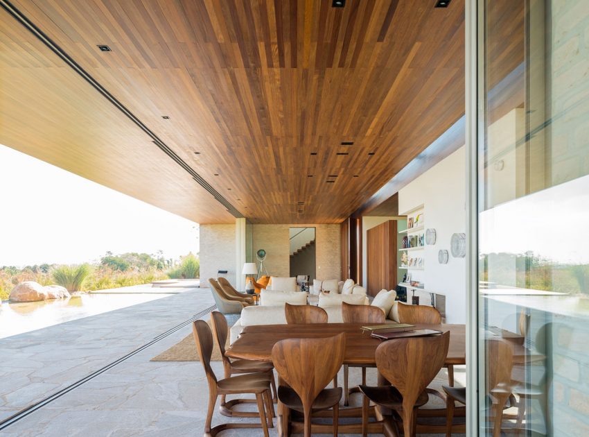 A Contemporary House with Both Opaque and Transparent Facades in São Paulo, Brazil by Studio Arthur Casas (6)