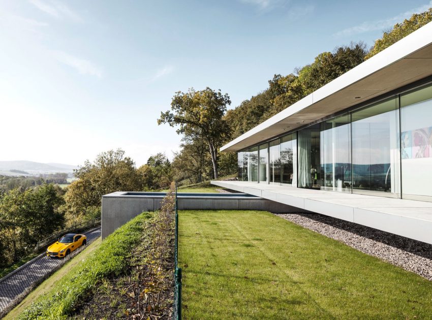 A Contemporary House with Lots of Glass, Steel and Concrete in Thuringia, Germany by Paul de Ruiter Architects (1)