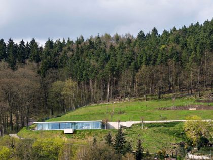 A Contemporary House with Lots of Glass, Steel and Concrete in Thuringia, Germany by Paul de Ruiter Architects (4)