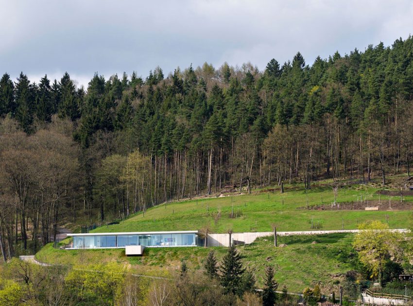 A Contemporary House with Lots of Glass, Steel and Concrete in Thuringia, Germany by Paul de Ruiter Architects (4)