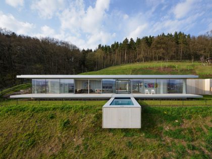 A Contemporary House with Lots of Glass, Steel and Concrete in Thuringia, Germany by Paul de Ruiter Architects (5)