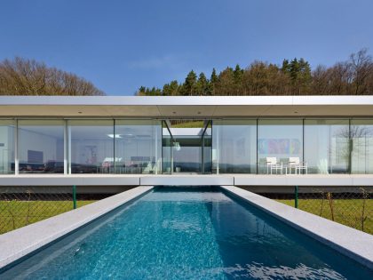 A Contemporary House with Lots of Glass, Steel and Concrete in Thuringia, Germany by Paul de Ruiter Architects (6)