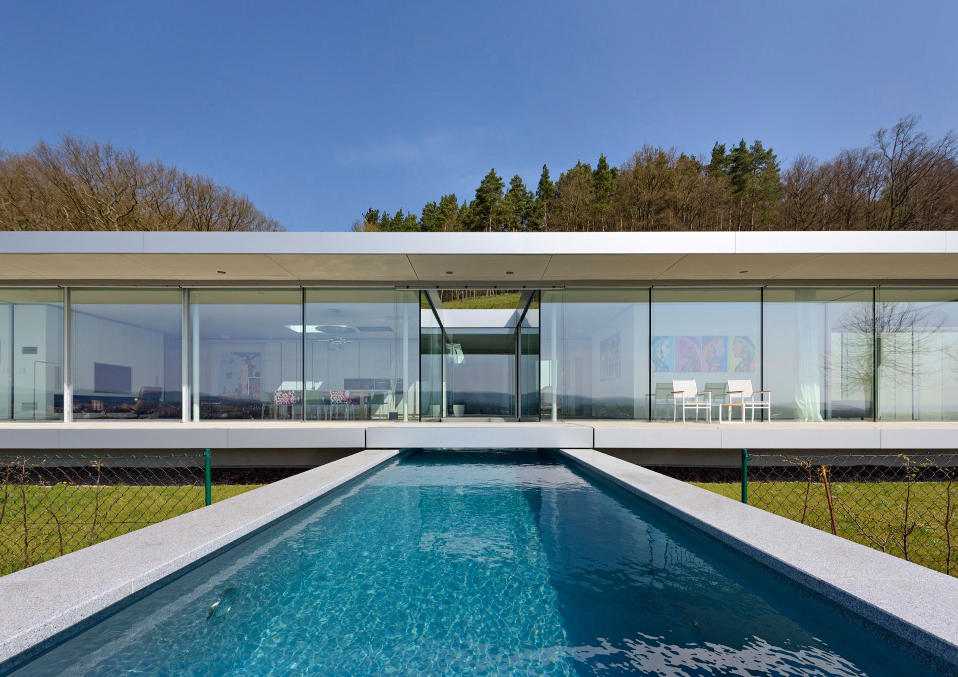 A Contemporary House with Lots of Glass, Steel and Concrete in Thuringia, Germany by Paul de Ruiter Architects (6)