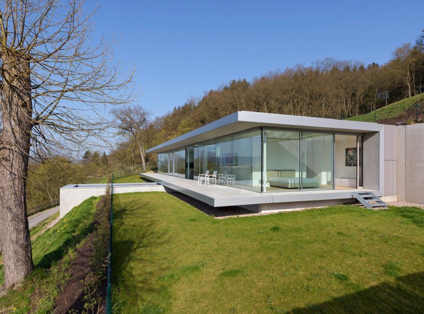 A Contemporary House with Lots of Glass, Steel and Concrete in Thuringia, Germany by Paul de Ruiter Architects (7)