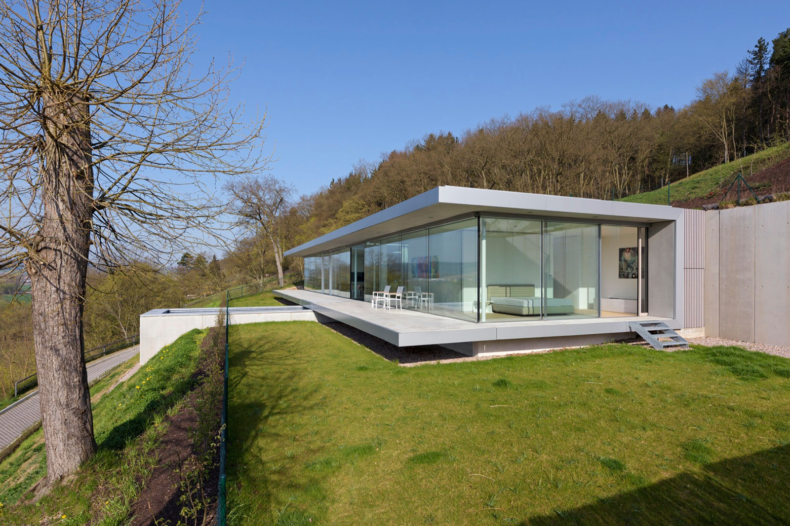 A Contemporary House with Lots of Glass, Steel and Concrete in Thuringia, Germany by Paul de Ruiter Architects (7)