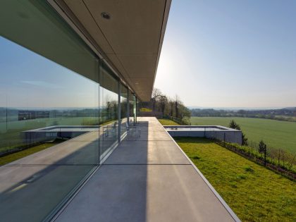 A Contemporary House with Lots of Glass, Steel and Concrete in Thuringia, Germany by Paul de Ruiter Architects (8)