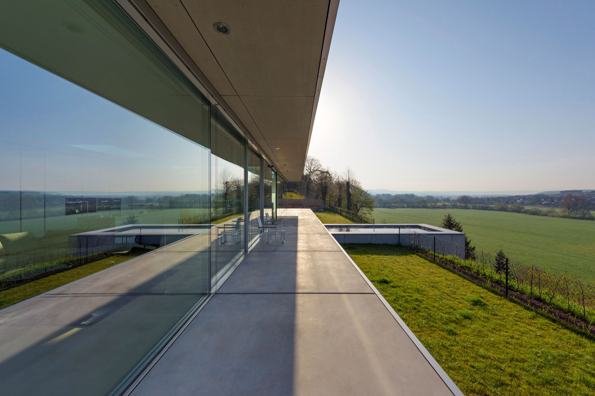 A Contemporary House with Lots of Glass, Steel and Concrete in Thuringia, Germany by Paul de Ruiter Architects (8)