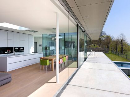 A Contemporary House with Lots of Glass, Steel and Concrete in Thuringia, Germany by Paul de Ruiter Architects (9)