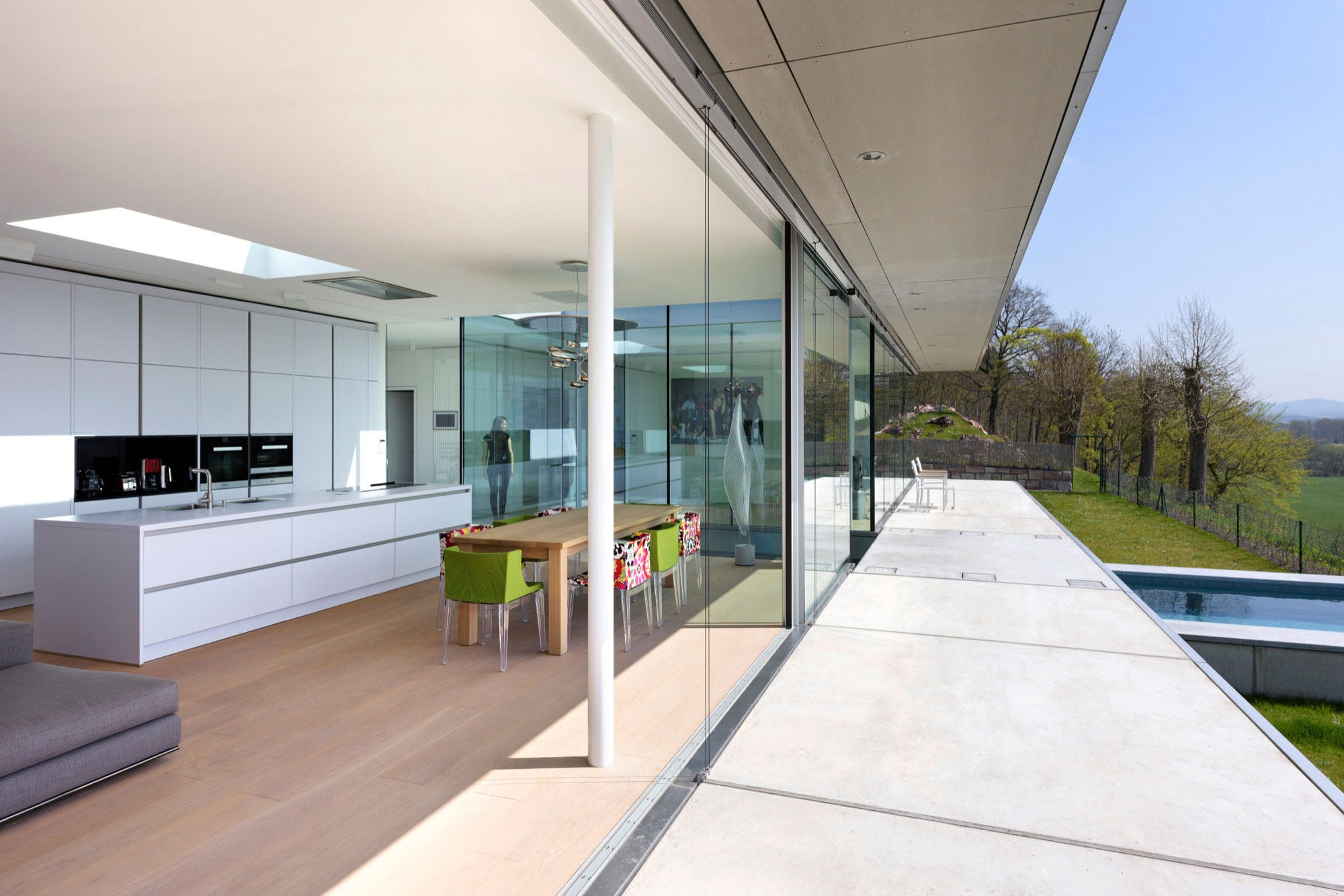 A Contemporary House with Lots of Glass, Steel and Concrete in Thuringia, Germany by Paul de Ruiter Architects (9)