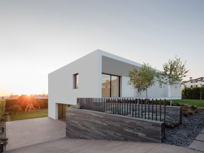 A Contemporary House with a Minimalist Decor Done in White by Raulino Silva Arquitecto (1)