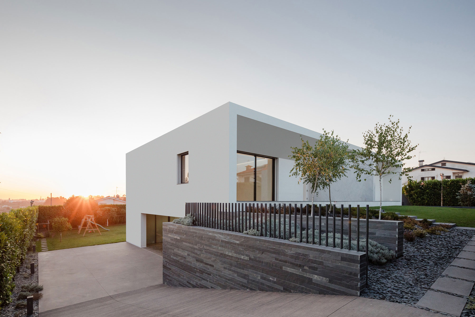 A Contemporary House with a Minimalist Decor Done in White by Raulino Silva Arquitecto (1)