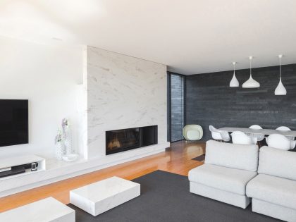 A Contemporary House with a Minimalist Decor Done in White by Raulino Silva Arquitecto (10)