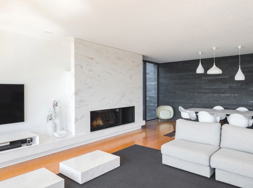 A Contemporary House with a Minimalist Decor Done in White by Raulino Silva Arquitecto (10)
