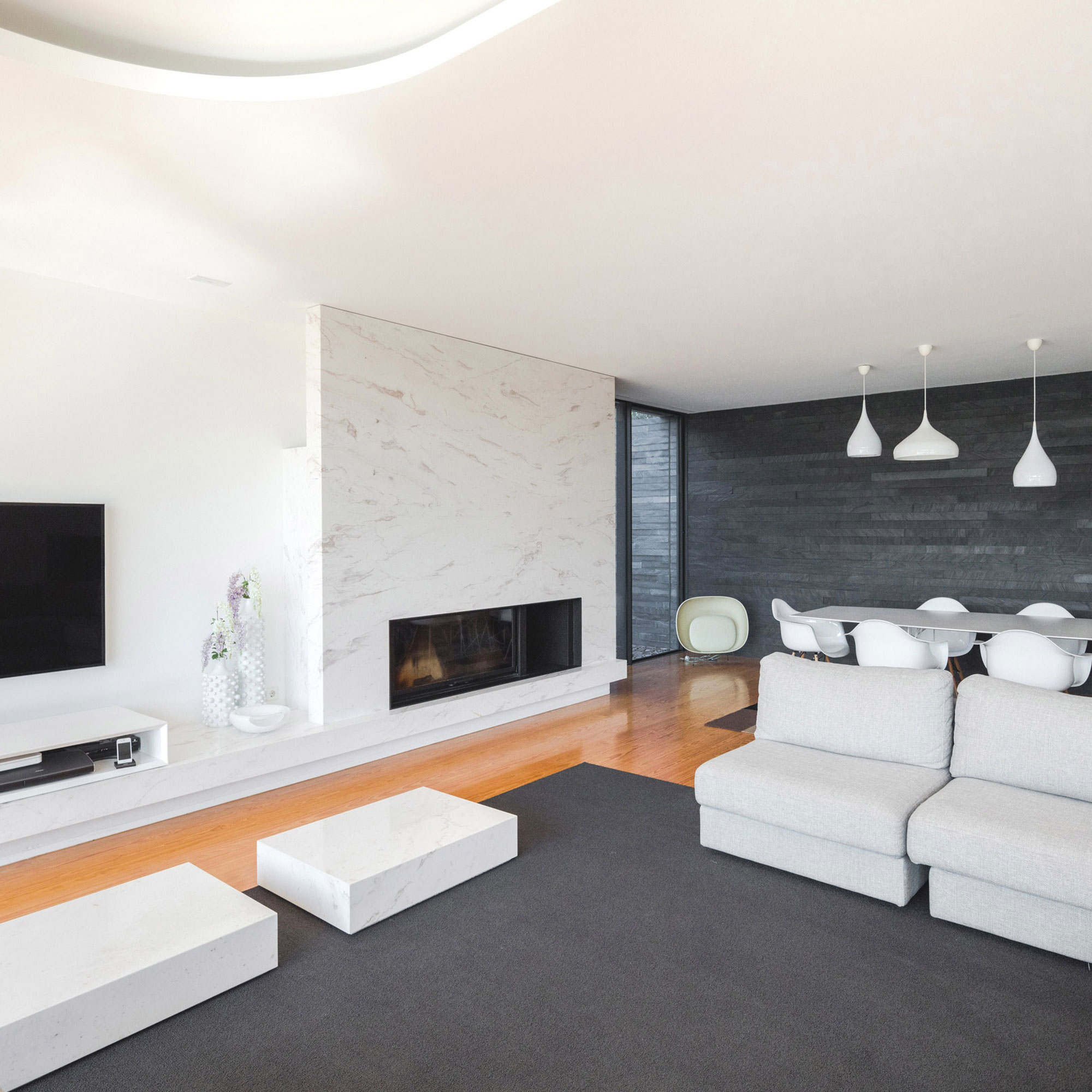 A Contemporary House with a Minimalist Decor Done in White by Raulino Silva Arquitecto (10)