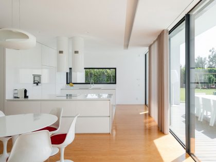 A Contemporary House with a Minimalist Decor Done in White by Raulino Silva Arquitecto (11)