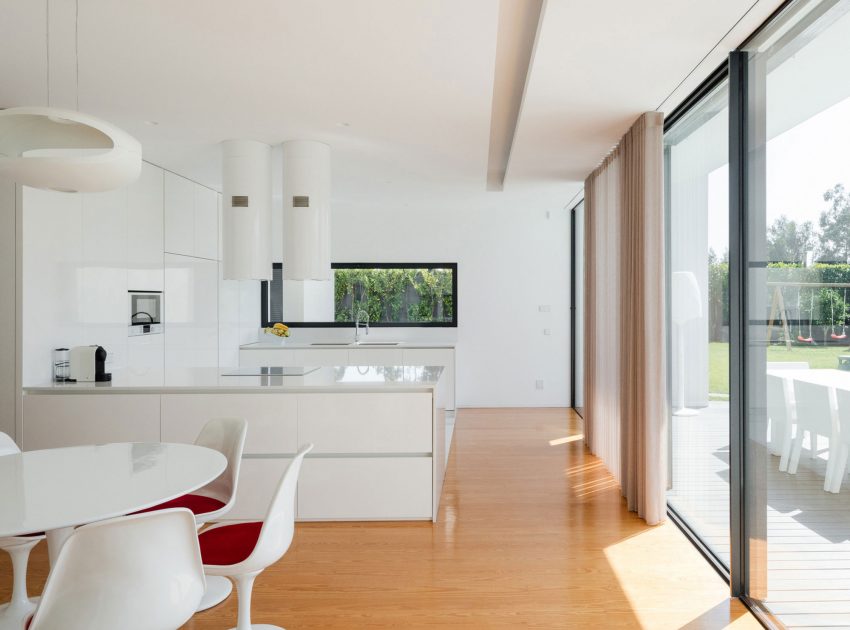 A Contemporary House with a Minimalist Decor Done in White by Raulino Silva Arquitecto (11)