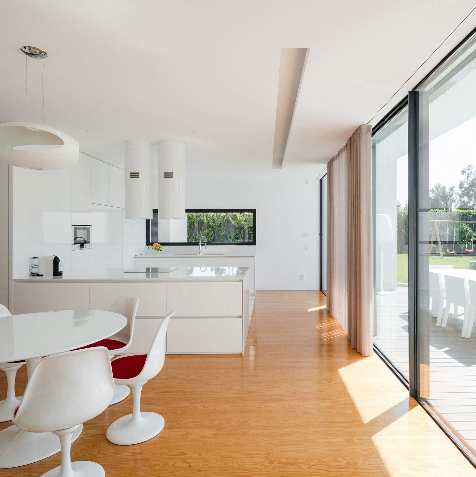 A Contemporary House with a Minimalist Decor Done in White by Raulino Silva Arquitecto (11)