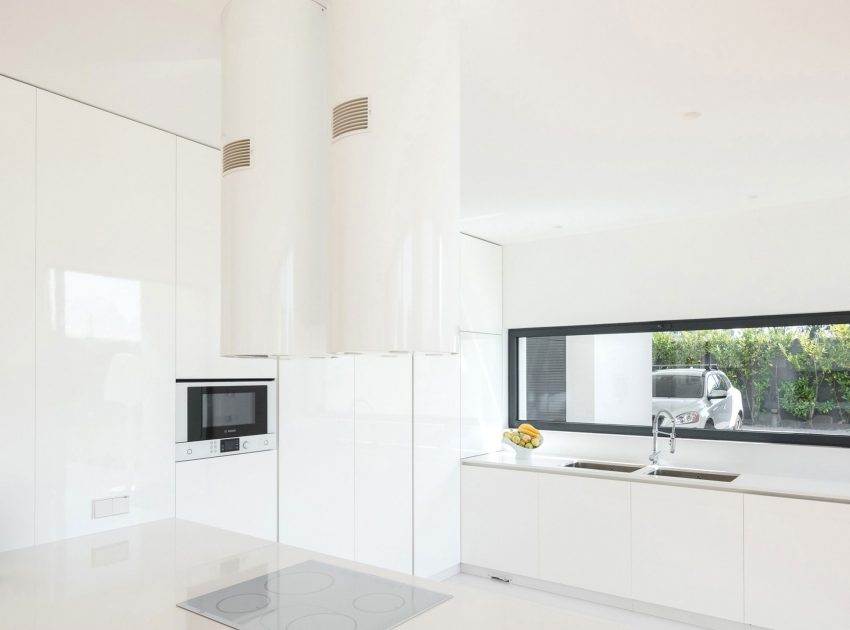 A Contemporary House with a Minimalist Decor Done in White by Raulino Silva Arquitecto (12)