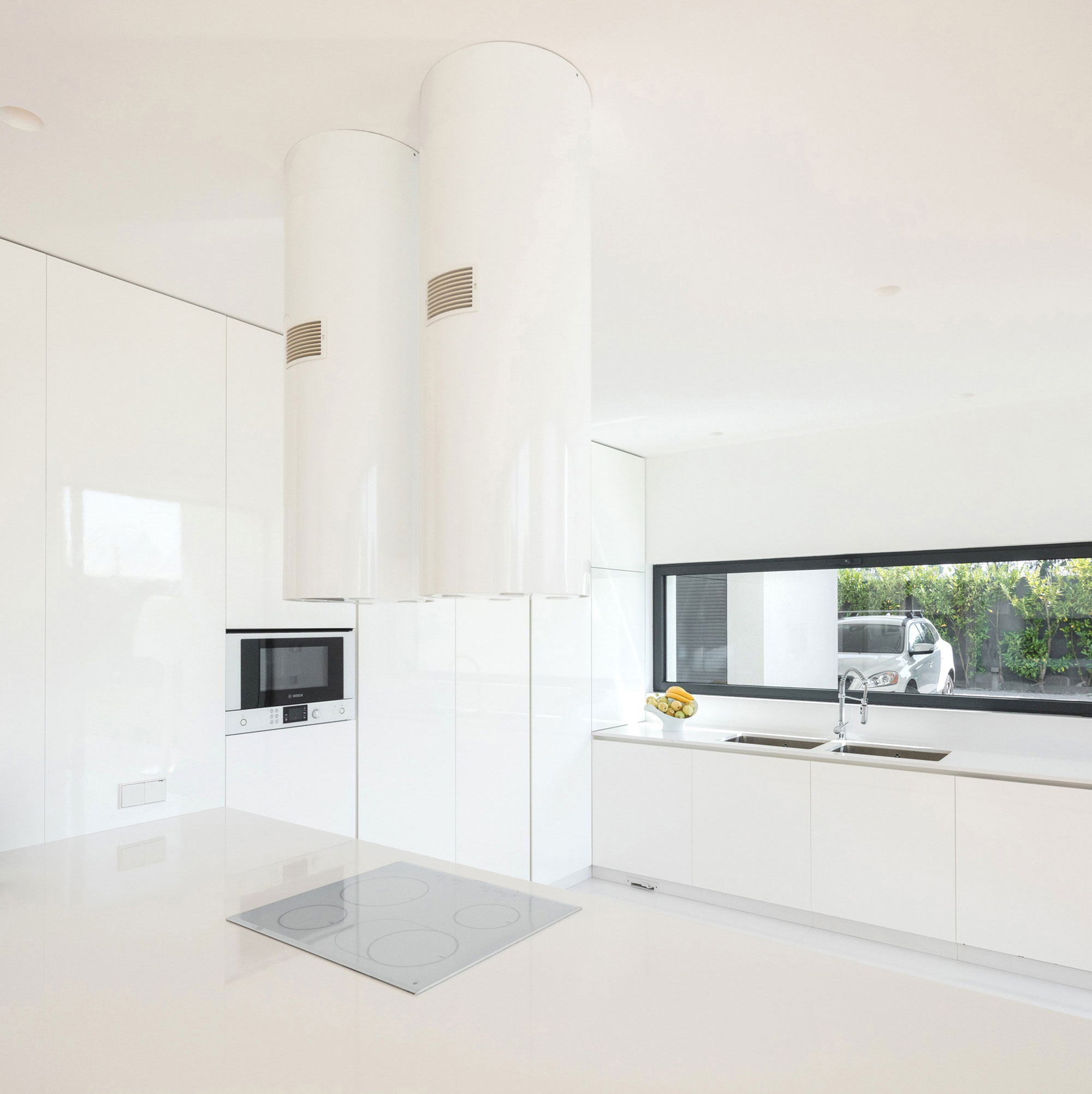 A Contemporary House with a Minimalist Decor Done in White by Raulino Silva Arquitecto (12)