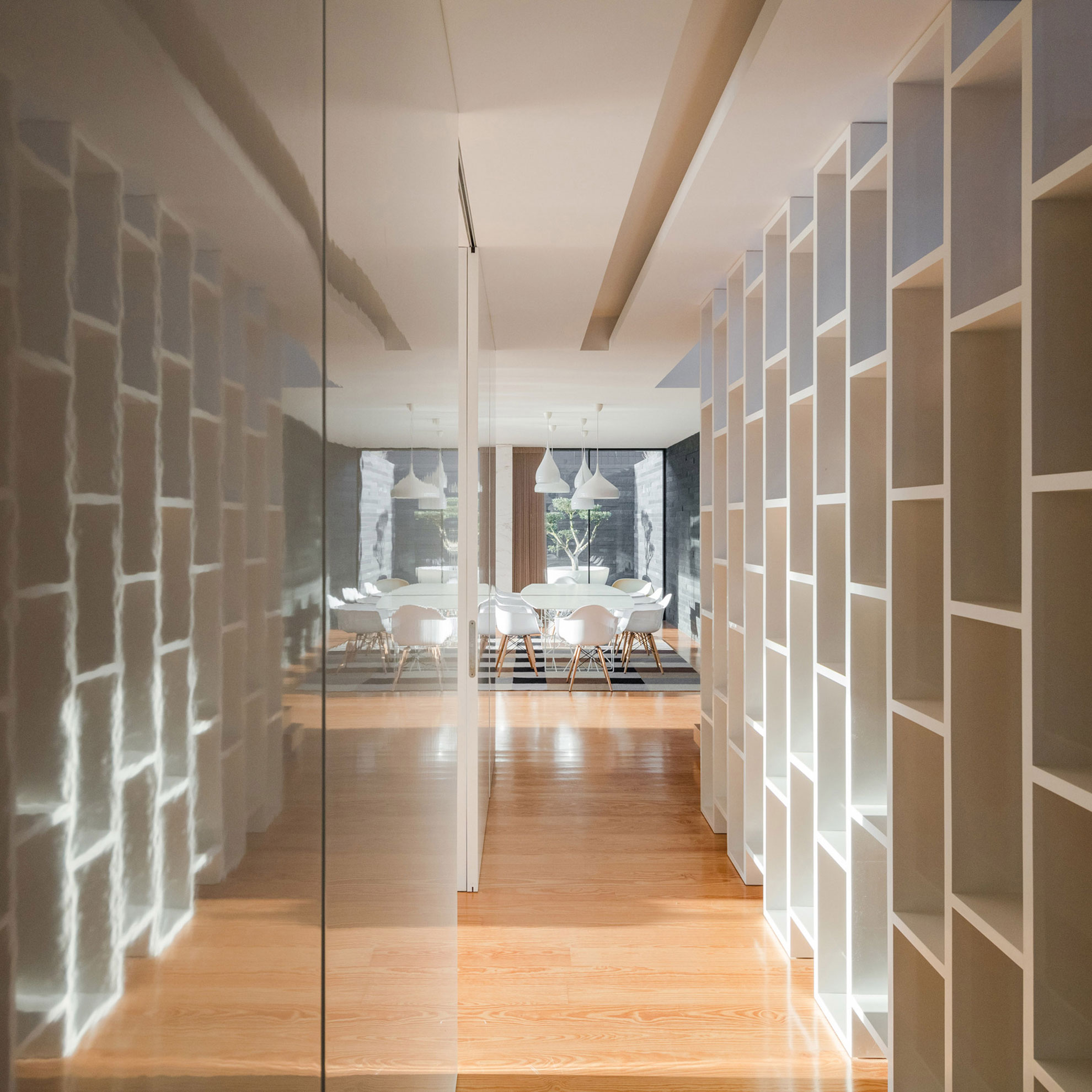 A Contemporary House with a Minimalist Decor Done in White by Raulino Silva Arquitecto (14)