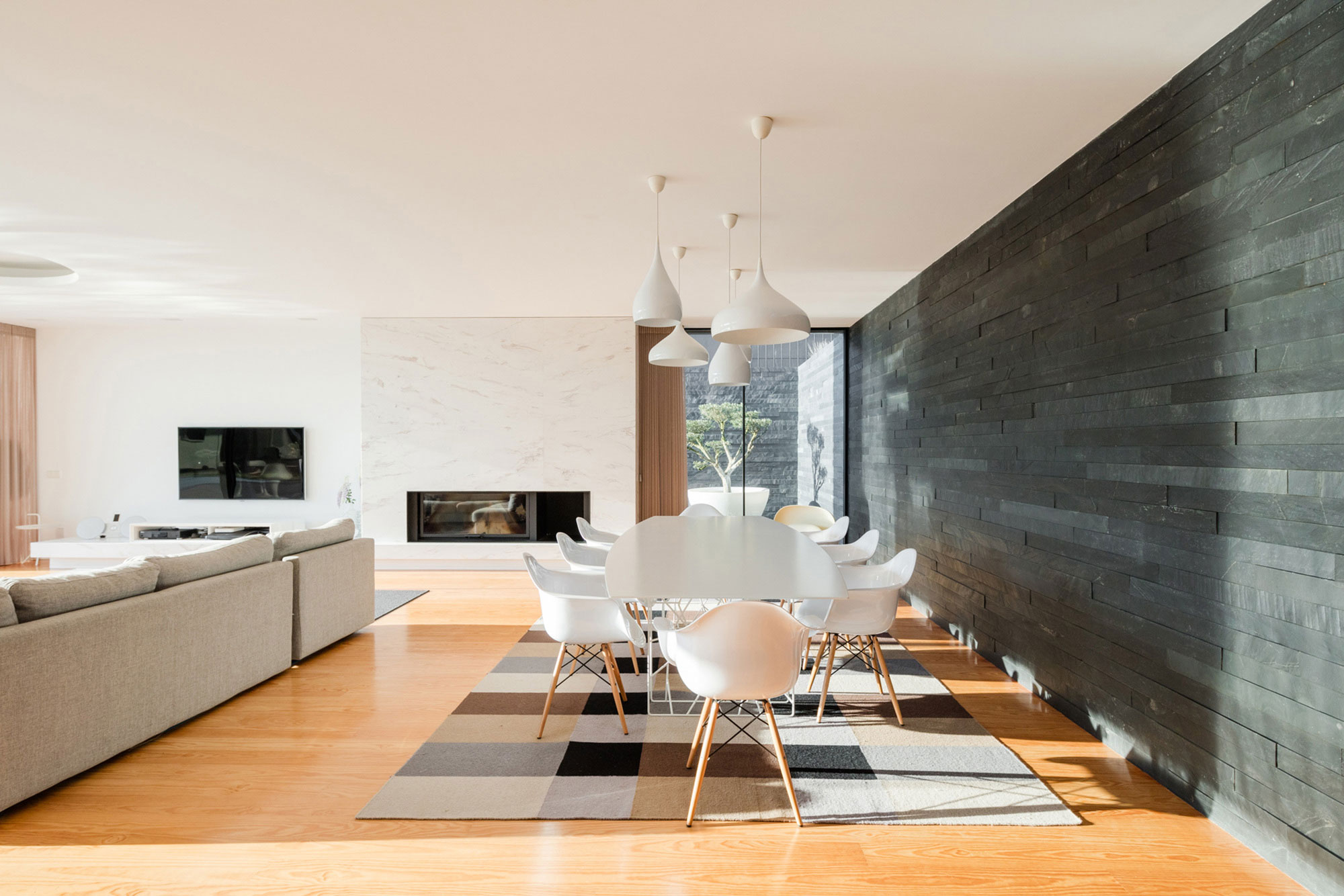 A Contemporary House with a Minimalist Decor Done in White by Raulino Silva Arquitecto (15)