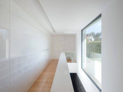 A Contemporary House with a Minimalist Decor Done in White by Raulino Silva Arquitecto (17)