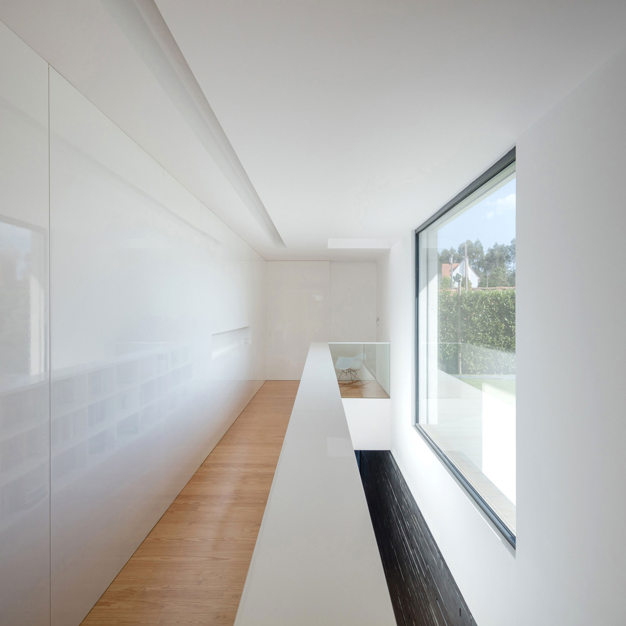 A Contemporary House with a Minimalist Decor Done in White by Raulino Silva Arquitecto (17)