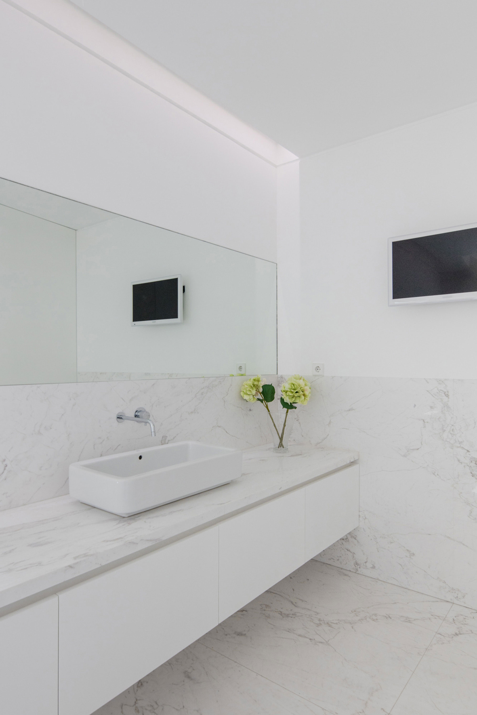 A Contemporary House with a Minimalist Decor Done in White by Raulino Silva Arquitecto (19)