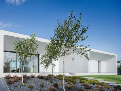 A Contemporary House with a Minimalist Decor Done in White by Raulino Silva Arquitecto (2)