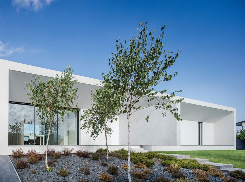 A Contemporary House with a Minimalist Decor Done in White by Raulino Silva Arquitecto (2)