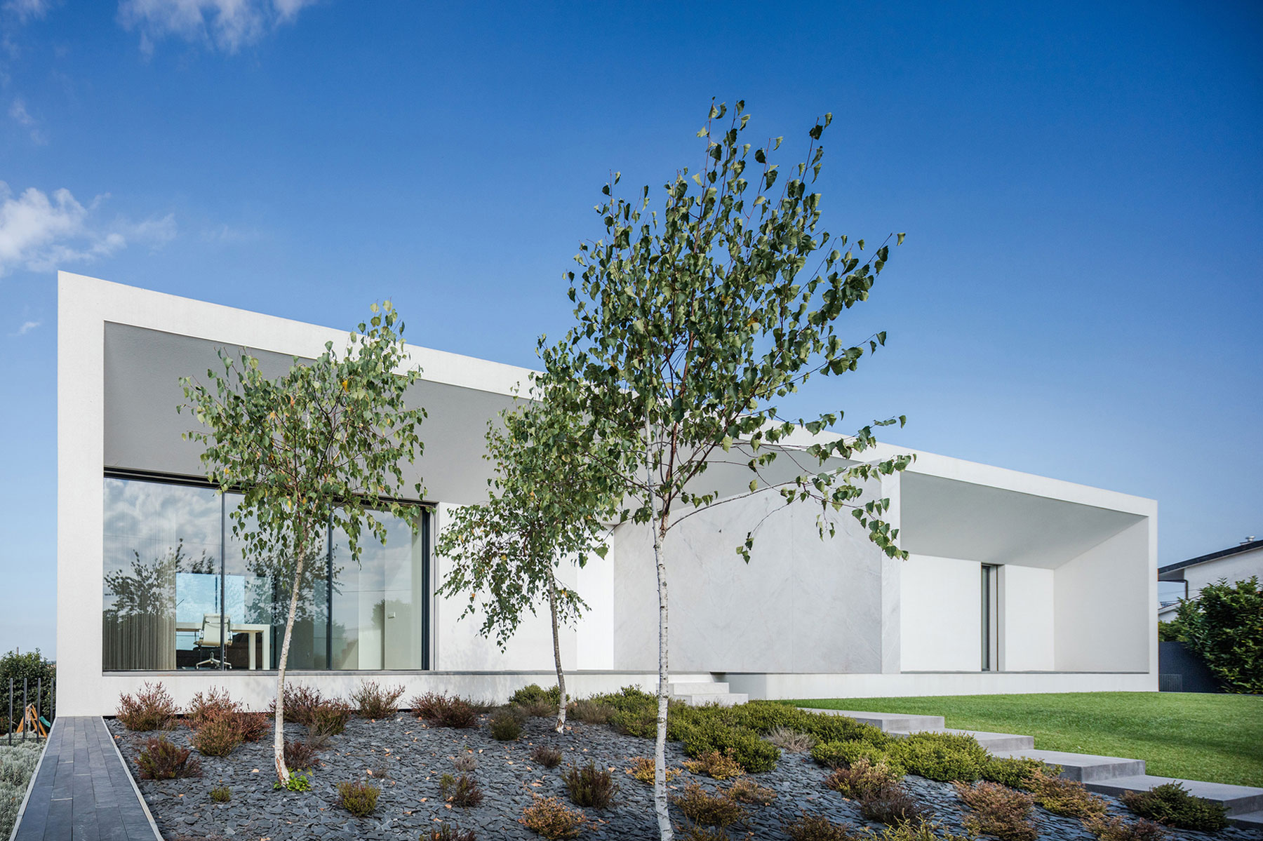 A Contemporary House with a Minimalist Decor Done in White by Raulino Silva Arquitecto (2)