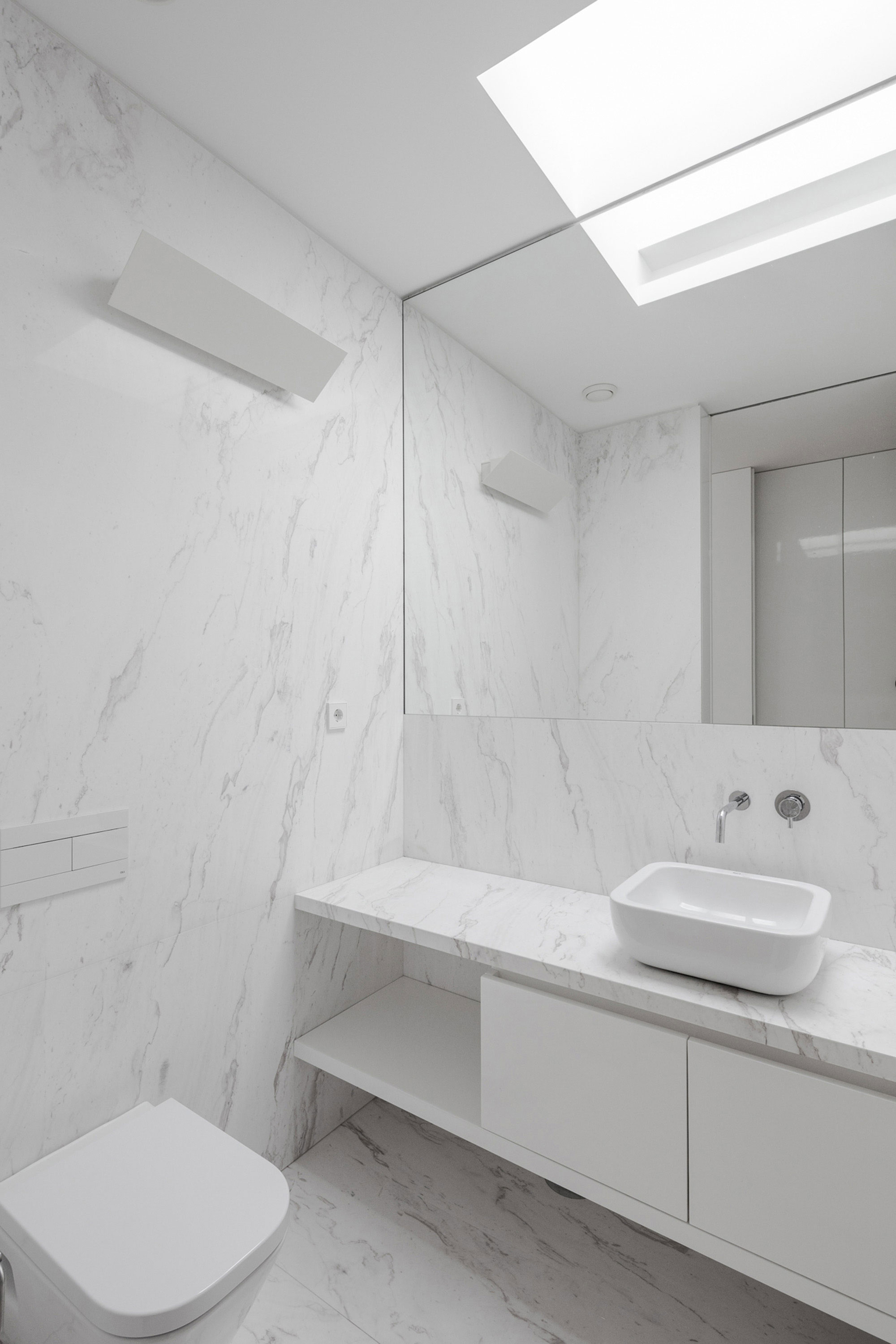 A Contemporary House with a Minimalist Decor Done in White by Raulino Silva Arquitecto (20)