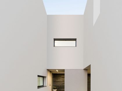 A Contemporary House with a Minimalist Decor Done in White by Raulino Silva Arquitecto (22)