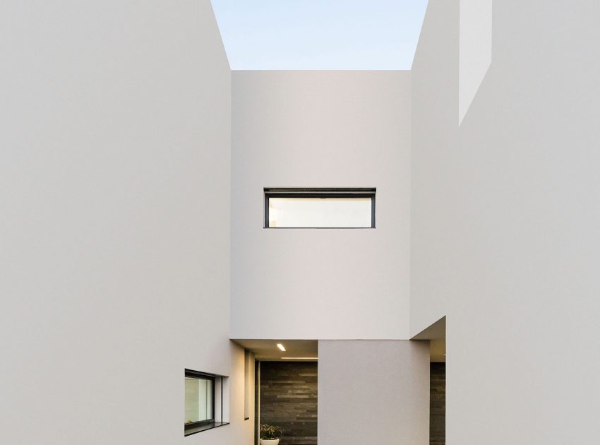 A Contemporary House with a Minimalist Decor Done in White by Raulino Silva Arquitecto (22)
