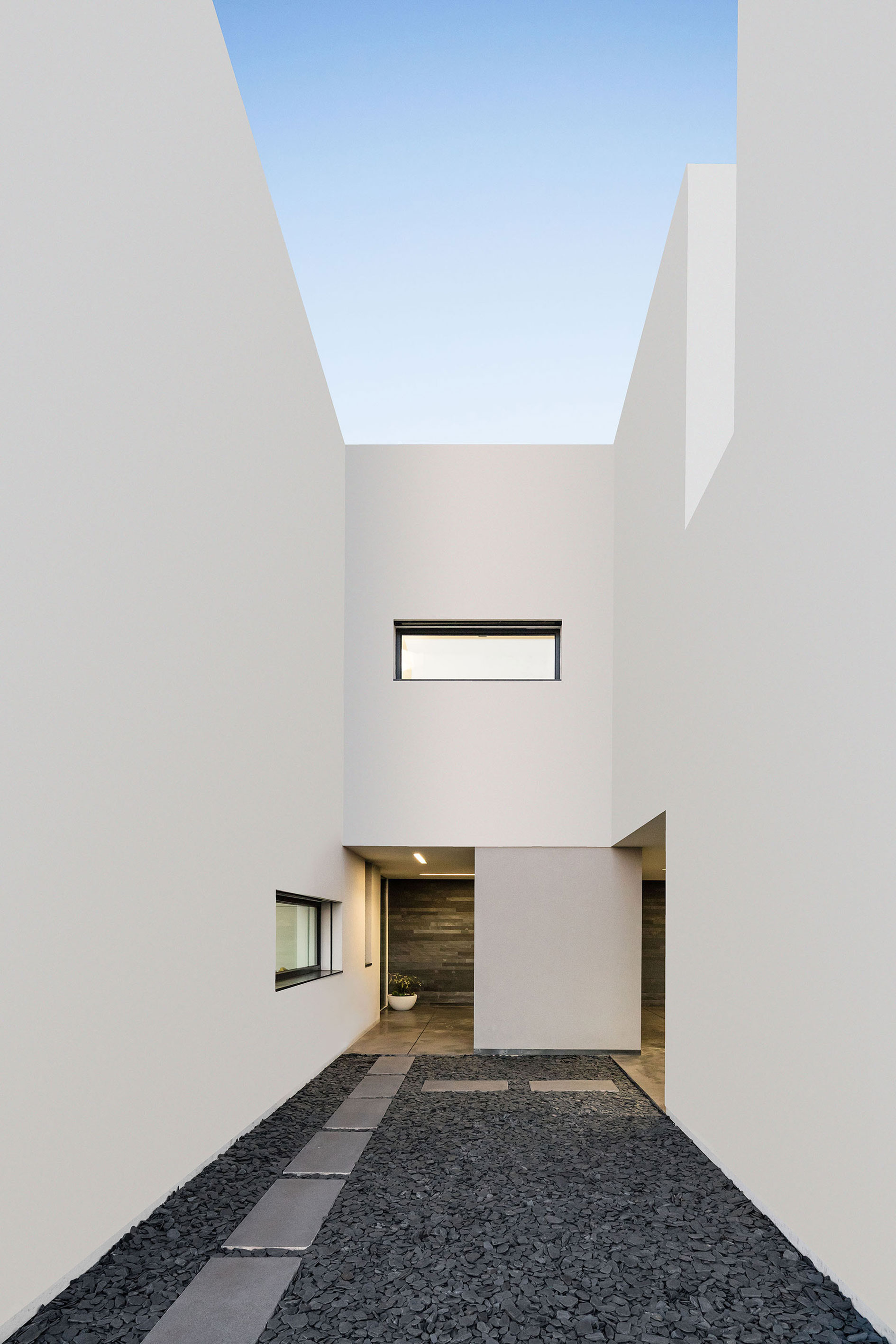 A Contemporary House with a Minimalist Decor Done in White by Raulino Silva Arquitecto (22)