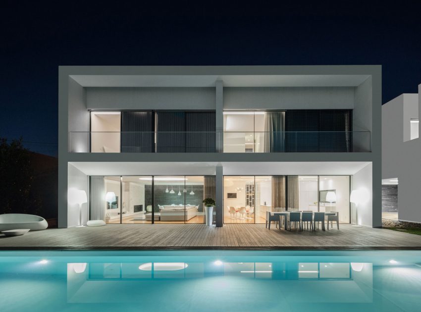 A Contemporary House with a Minimalist Decor Done in White by Raulino Silva Arquitecto (24)