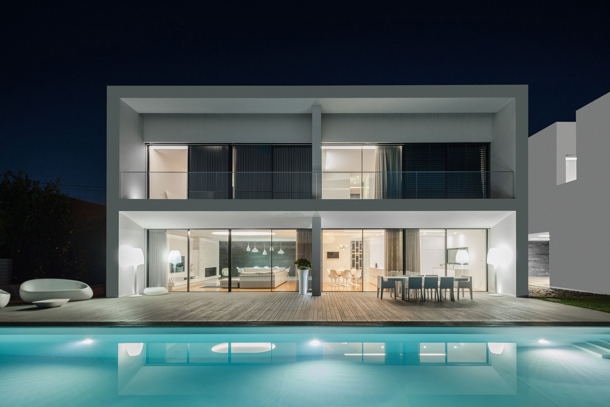 A Contemporary House with a Minimalist Decor Done in White by Raulino Silva Arquitecto (24)