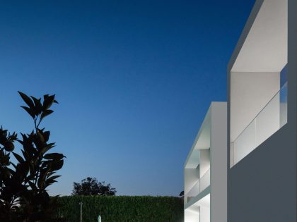 A Contemporary House with a Minimalist Decor Done in White by Raulino Silva Arquitecto (25)