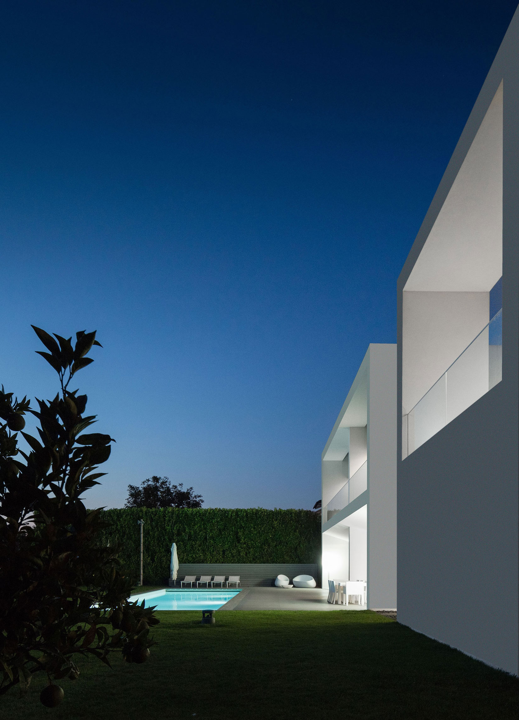 A Contemporary House with a Minimalist Decor Done in White by Raulino Silva Arquitecto (25)