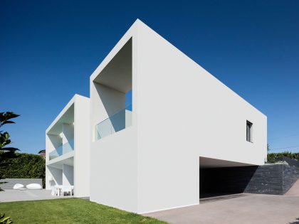 A Contemporary House with a Minimalist Decor Done in White by Raulino Silva Arquitecto (3)